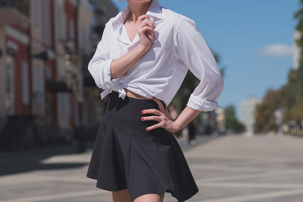 outfit mujer con blusa falda negra